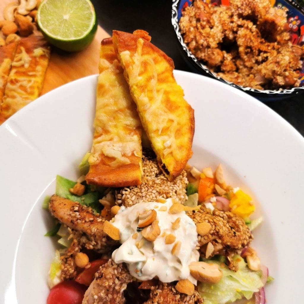Nydelig kyllingsalat med tilbehør