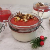 Lavkarbo panna cotta med jordbærsaus og nøttecrunch