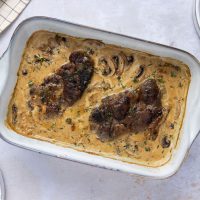 Lavkarbo ovnsbakte nakkekoteletter i fløtesaus med hasselback sellerirot. Foto: Aina Sjo.