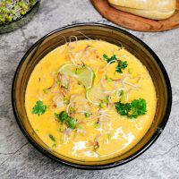 Rød curry fiskesuppe