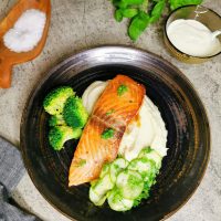 Stekt laks med agurksalat og sellerirotpuré