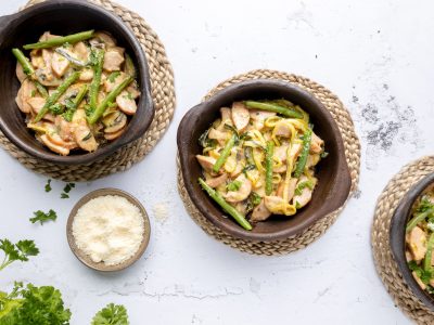 Lavkarbo kremet squashspaghetti med pølse. Foto, Aina Sjo.