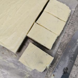 Lavkarbo gulrotkake med nøttebunn i langpanne