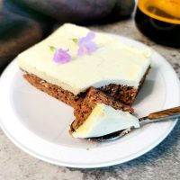 Lavkarbo gulrotkake med nøttebunn i langpanne