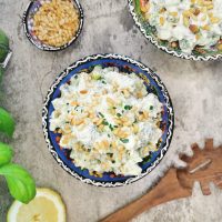 Lavkarbo brokkolisalat med pesto og soltørket tomat