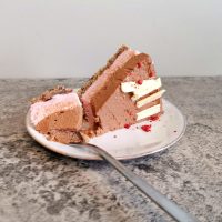 Lavkarbo bringebærfromasjkake