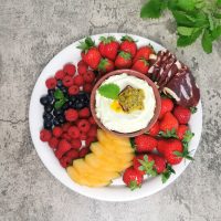 Frukt- og bærbrett med kremostdipp