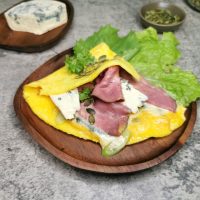 Omelett med roastbiff og blåmuggost