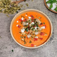 Lavkarbo ovnsbakt tomatsuppe med torsk og chorizo