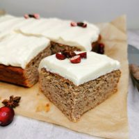 Lavkarbo myk pepperkake med hvit sjokoladeglasur