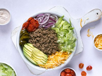 Lavkarbo cheeseburgersalat er en smaksrik salat som er enkel å lage. Dette ble en favorittoppskrift hos oss.