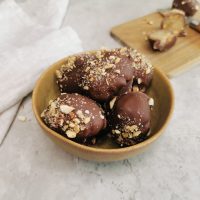 Lavkarbo marsipanegg med knasende mandler