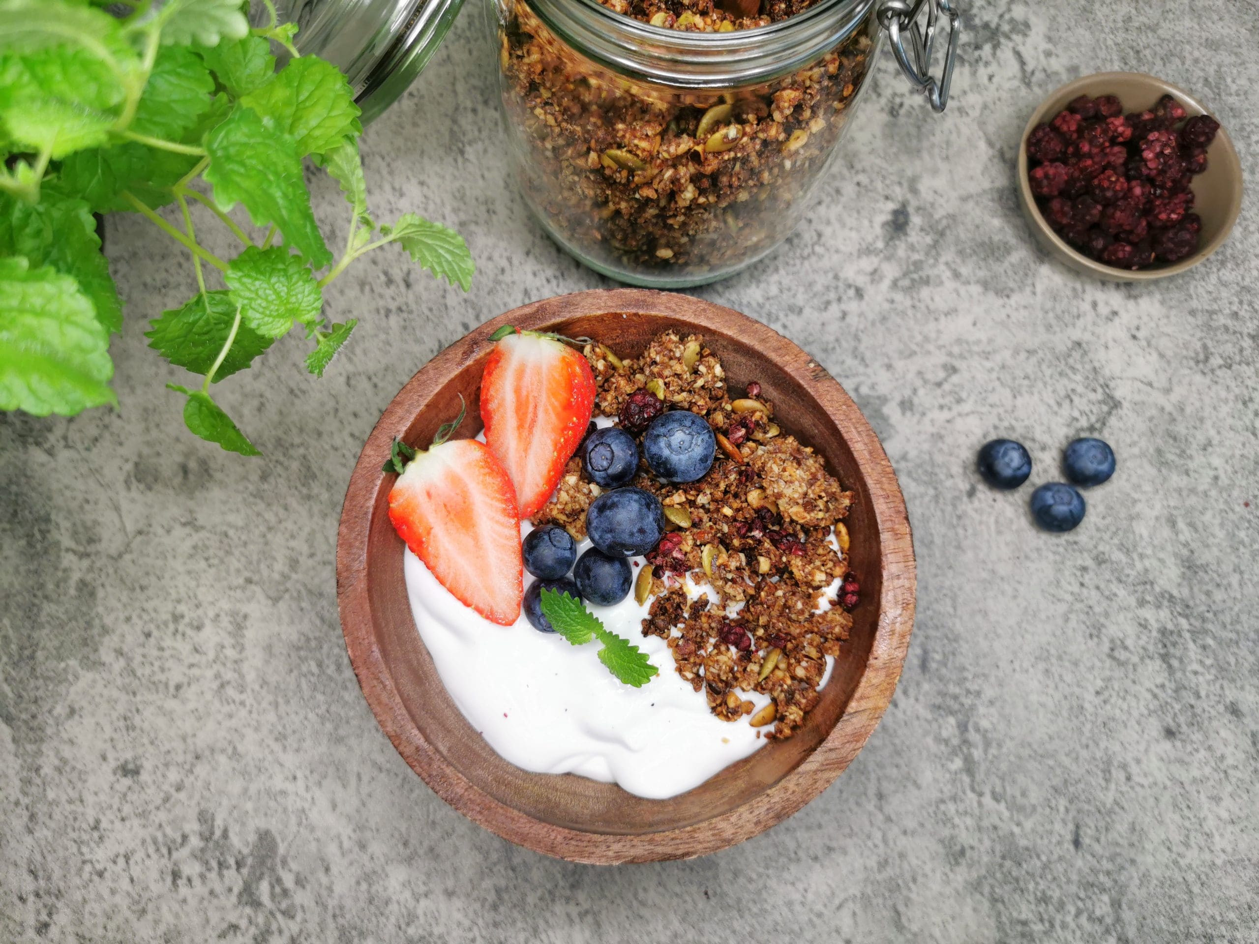 Frokost bowl - yoghurt, granola og bær.