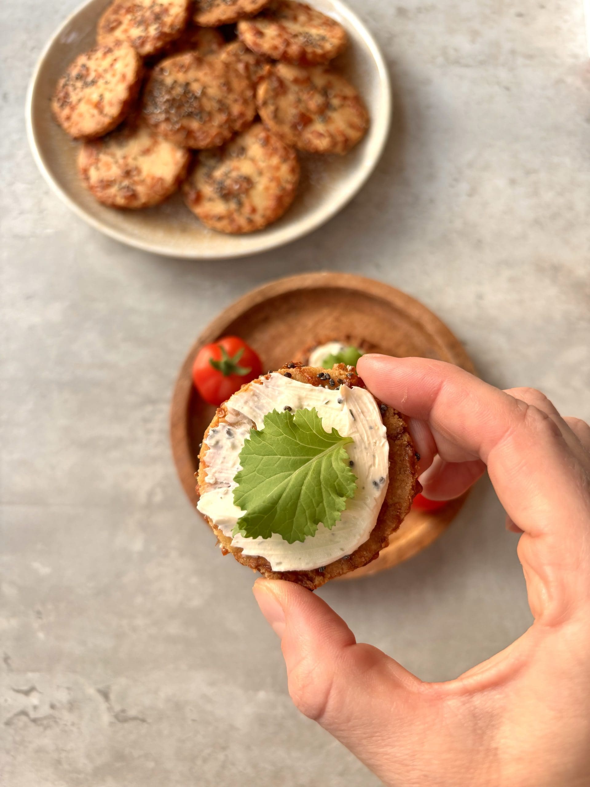 Lavkarbo crackers med chiafrø. Foto, Marie Gundersen.