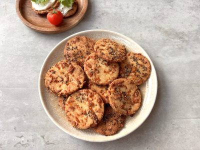 Lavkarbo crackers med chiafrø. Foto, Marie Gundersen.