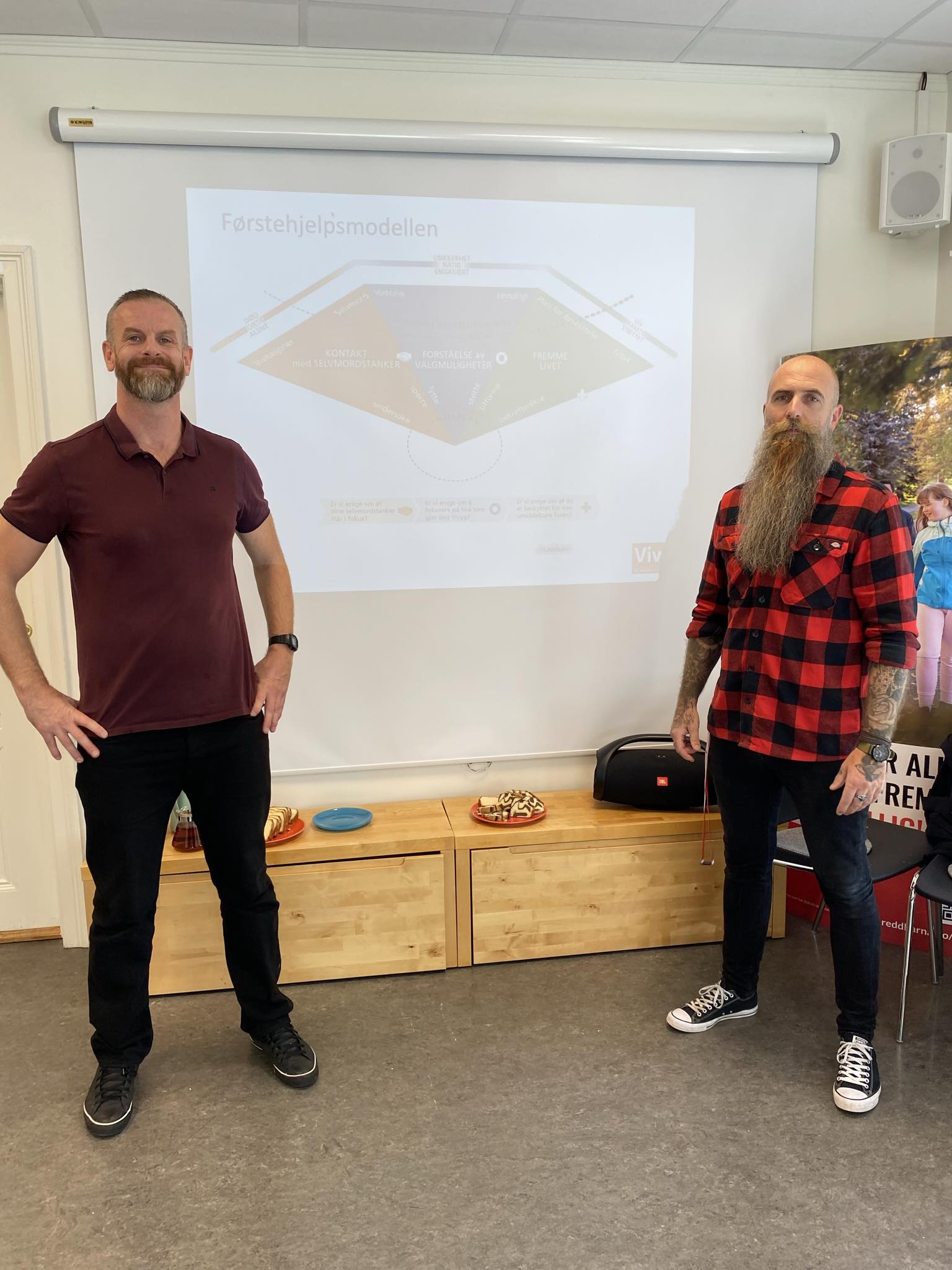 Robert Helle er utdannet psykiatrisk sykepleier og holder kurs i selvmordsforebygging. Her holder han kurs med fagleder hos Kirkens SOS; Andreas Heldal. Ta kontakt for mer informasjon om kurs i selvmordsforebygging.