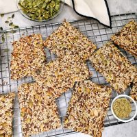 Lavkarbo salte frøknekkebrød med rosmarin