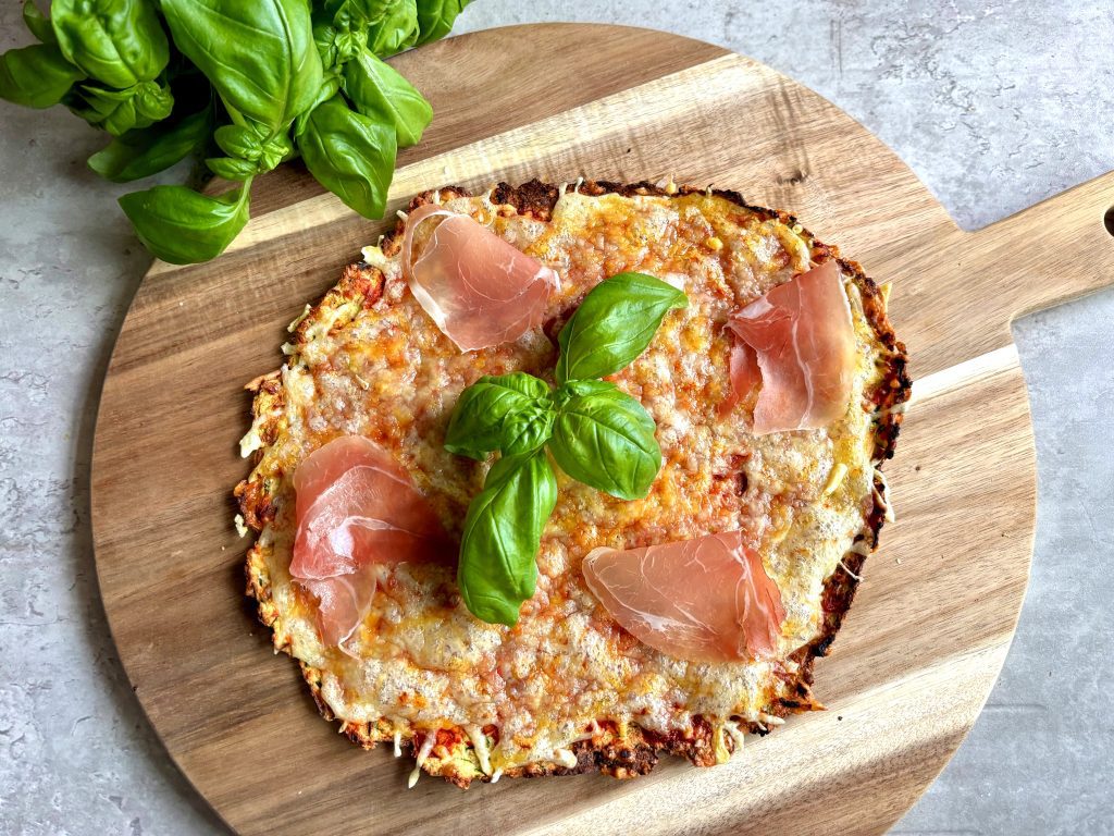 Lavkarbo squash-pizza med trippel ost. Foto, Marie Gundersen.