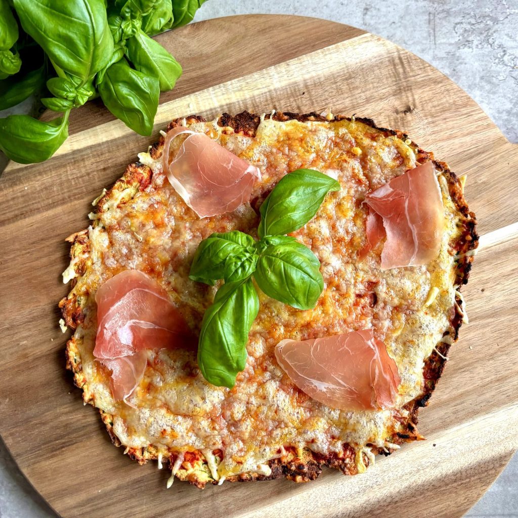 Lavkarbo squash-pizza med trippel ost. Foto, Marie Gundersen.