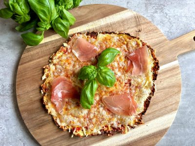 Lavkarbo squash-pizza med trippel ost. Foto, Marie Gundersen.
