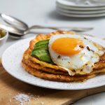 Lavkarbo ovnsbakte pannekaker servert med egg og avokado