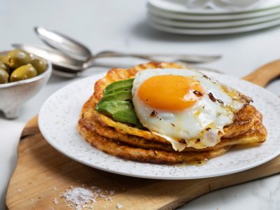 Lavkarbo ovnsbakte pannekaker servert med egg og avokado