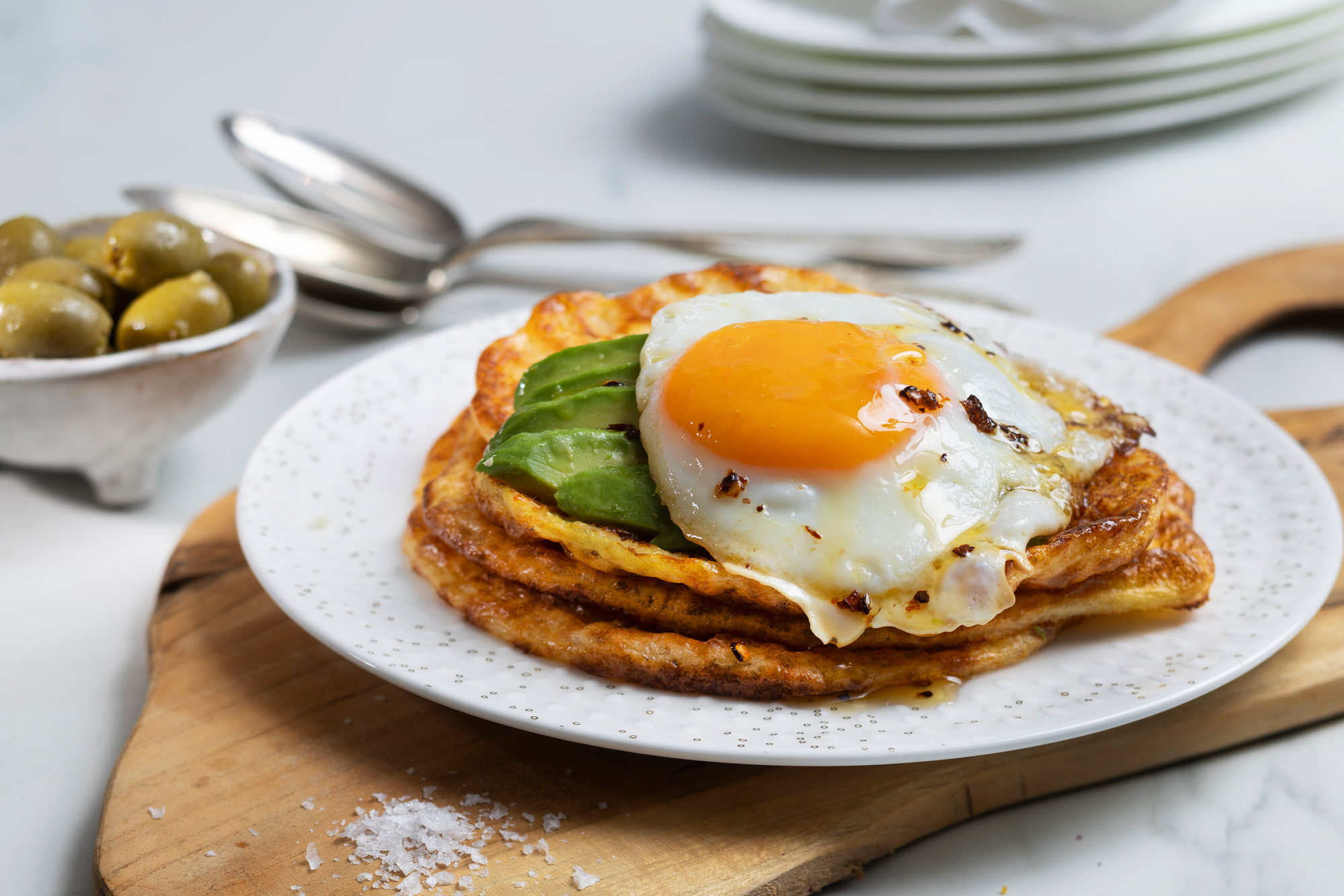 Lavkarbo ovnsbakte pannekaker servert med egg og avokado