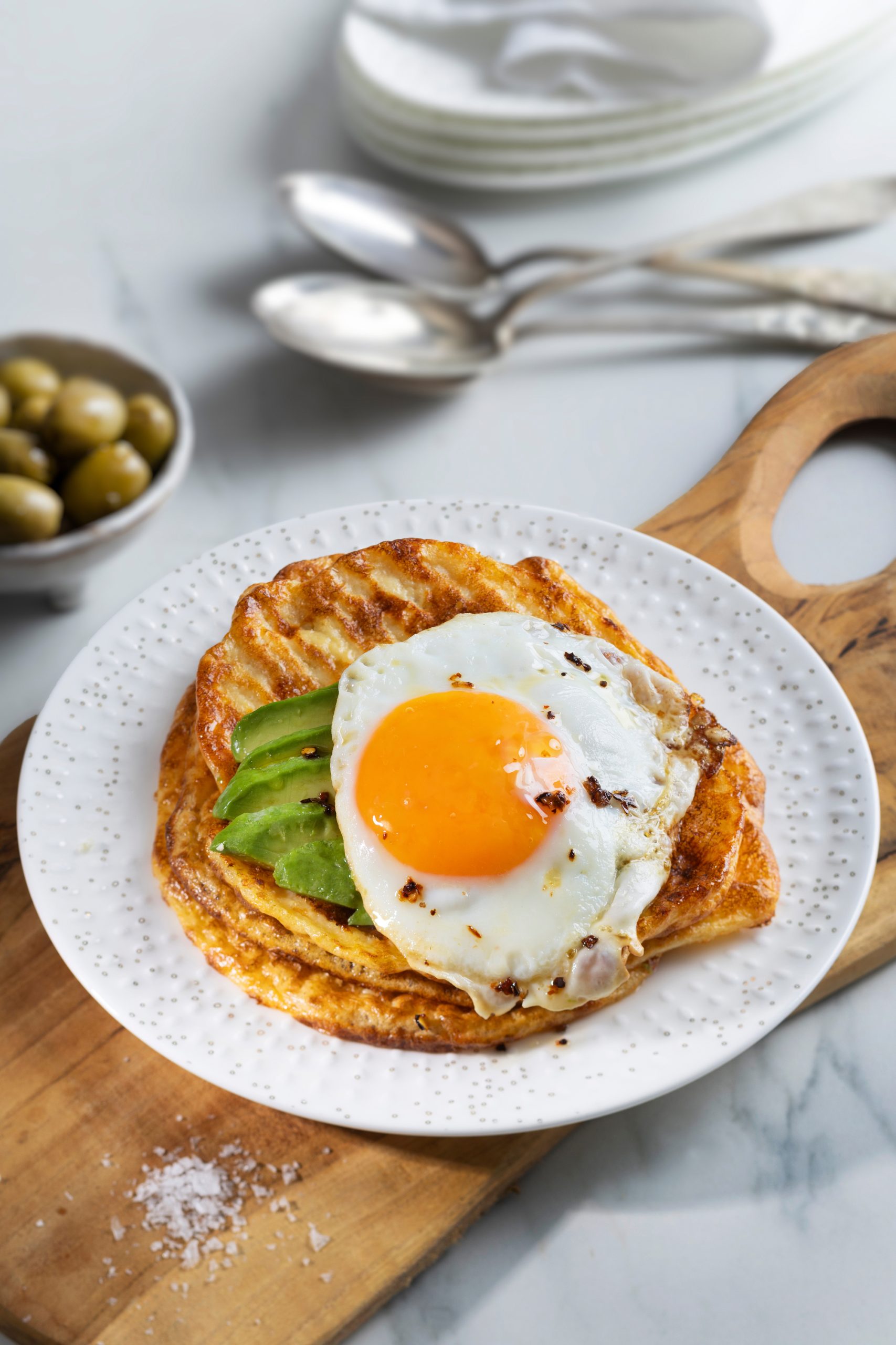 Lavkarbo ovnsbakte pannekaker servert med egg og avokado