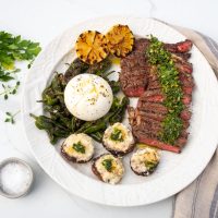 Lavkarbo entrecôte med chimichurri og grillet tilbehør. Foto, Kristin Jøtun