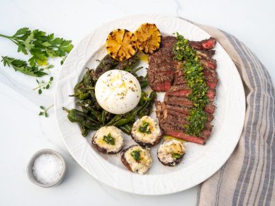 Lavkarbo entrecôte med chimichurri og grillet tilbehør. Foto, Kristin Jøtun