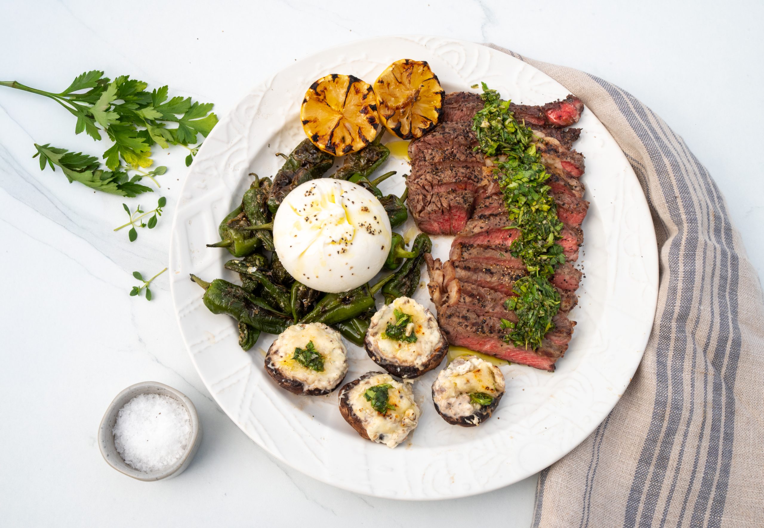 Lavkarbo entrecôte med chimichurri og grillet tilbehør. Foto, Kristin Jøtun