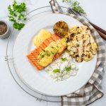 Lavkarbo grillet laks med hollandaise og kremet agurksalat