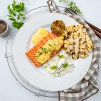 Lavkarbo grillet laks med hollandaise og kremet agurksalat. Foto, Kristin Jøtun