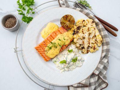 Lavkarbo grillet laks med hollandaise og kremet agurksalat. Foto, Kristin Jøtun