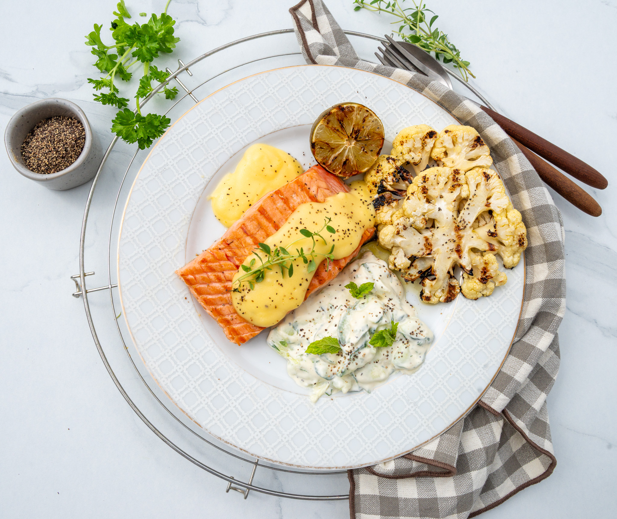 Lavkarbo grillet laks med hollandaise og kremet agurksalat. Foto, Kristin Jøtun