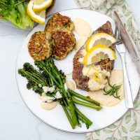 Lavkarbo sitron- og rosmarinmarinerte nakkekoteletter med sprø squashrøsti og parmesan-saus. Foto, Kristin Jøtun