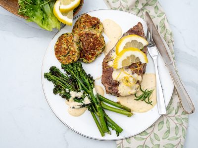 Lavkarbo sitron- og rosmarinmarinerte nakkekoteletter med sprø squashrøsti og parmesan-saus. Foto, Kristin Jøtun
