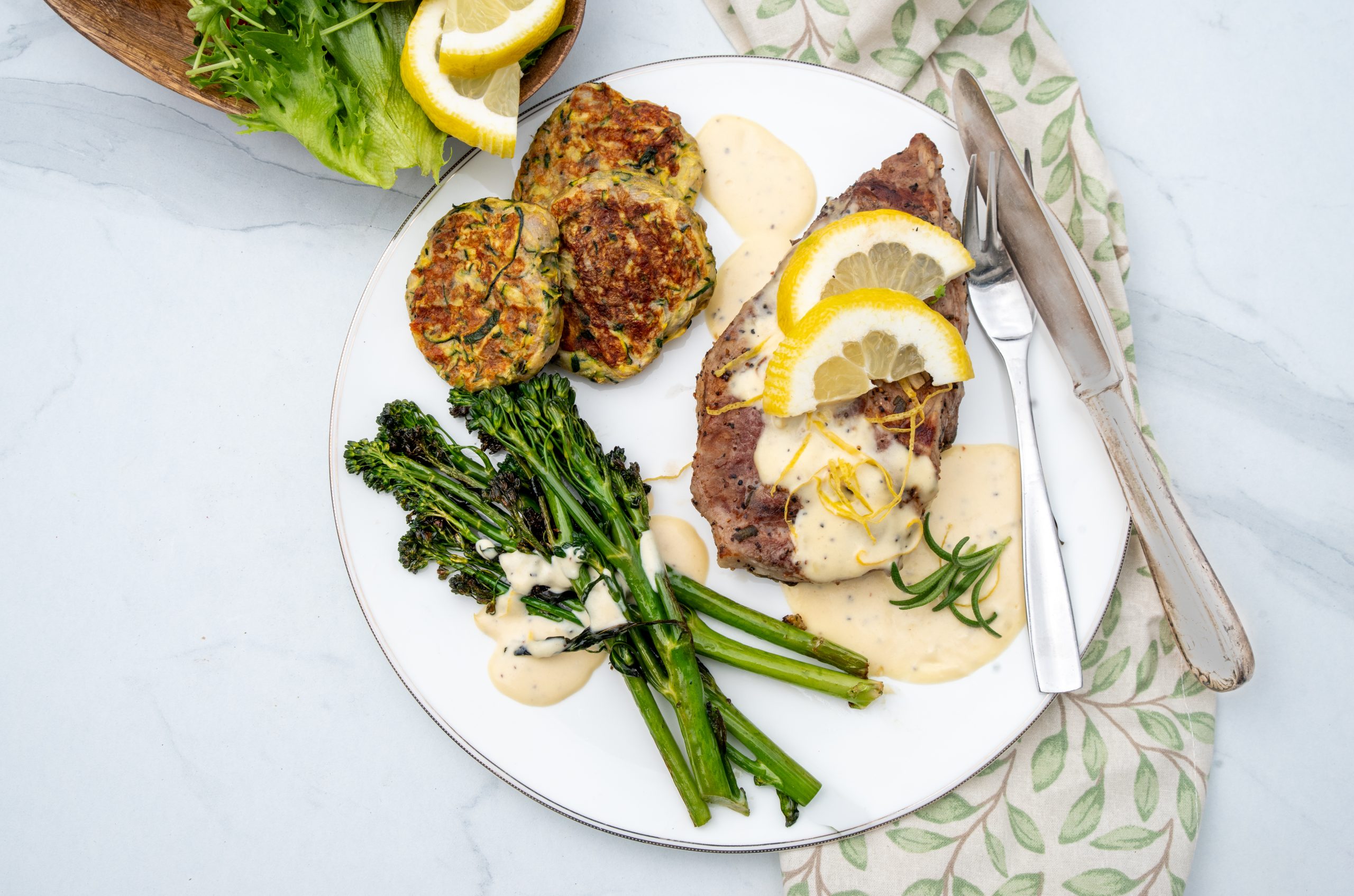 Lavkarbo sitron- og rosmarinmarinerte nakkekoteletter med sprø squashrøsti og parmesan-saus. Foto, Kristin Jøtun