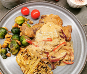 Nakkekoteletter i fløtesaus med hasselback sellerirot