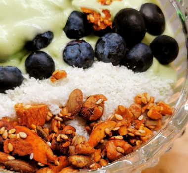 Lavkarbo smoothie bowl med avokado og ingefær